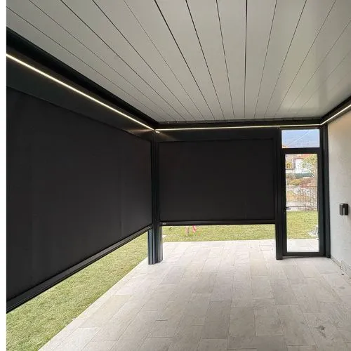 pergola bioclimatica con skipper e porta